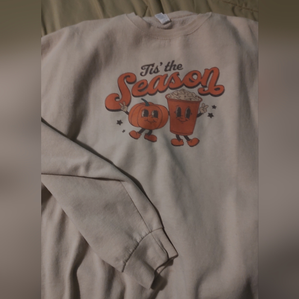 Cream Sweatshirt with Pumpkin Graphic
